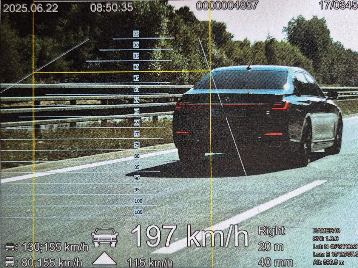 Řidič jel po dálnicí téměř dvoustovkou, policisté mu na místě vzali papíry. Foto: Se svolením Policie ČR