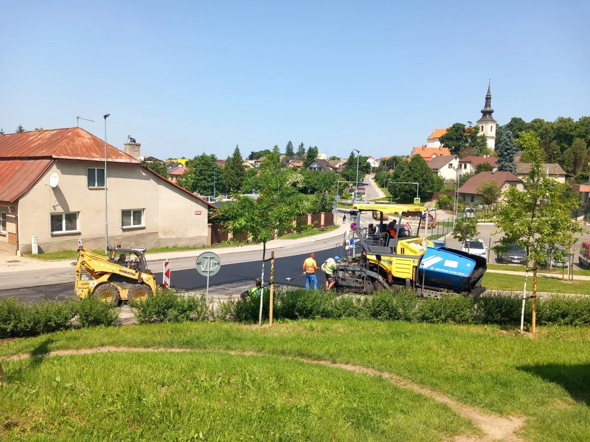 Opravu frekventované ulice v Polné krajští cestáři reklamovali, už je průjezdná