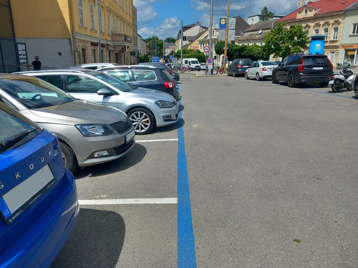 Parkování v Jihlavě XI: Před Dělnickým domem se smí stát dvacet minut zdarma