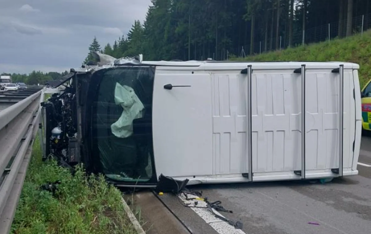 Řidič na dálnici narazil do kamionu, dodávka pak po boku ujela ještě 150 metrů. Foto: Se svolením Policie ČR
