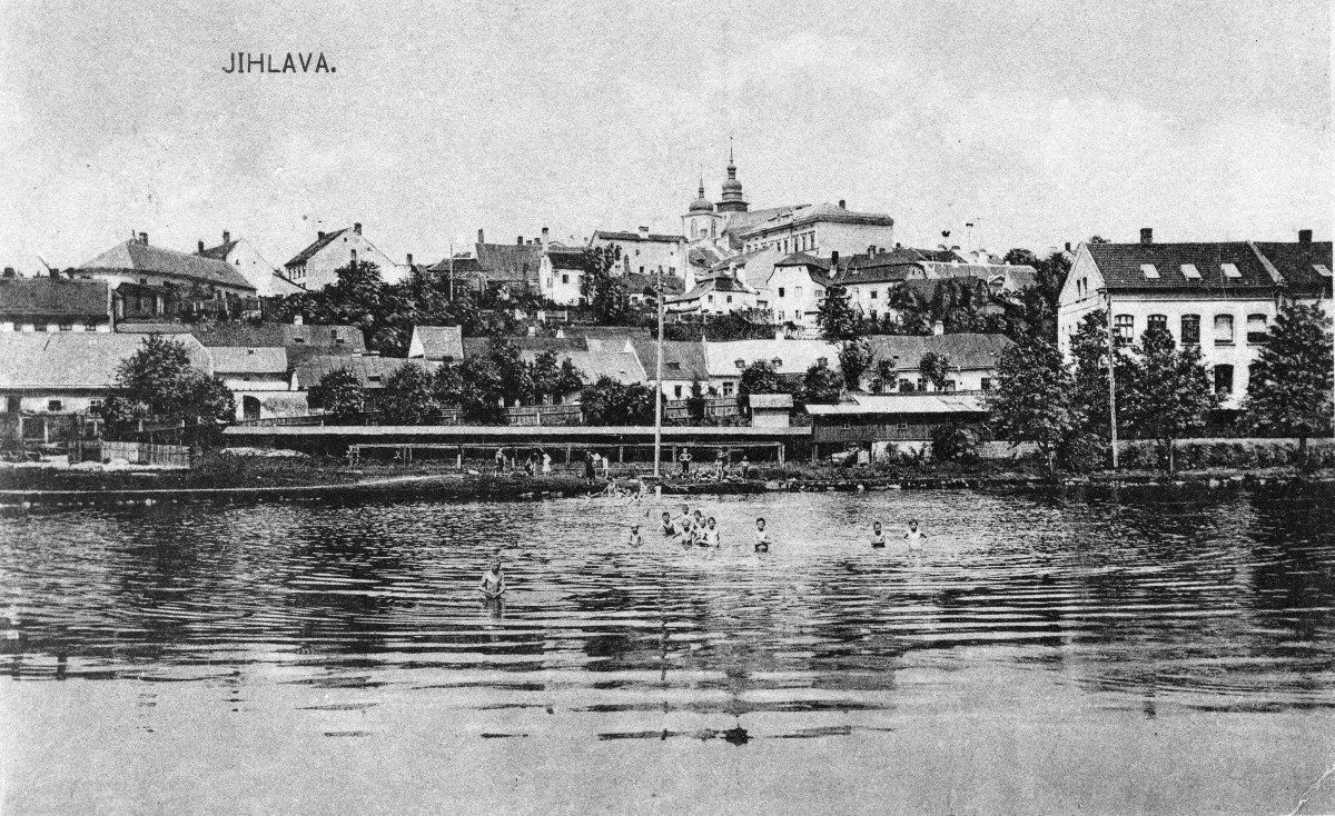 Letní radovánky mládeže na hladině Koňského rybníka někdy kolem roku 1900. Reprofoto: Poskytl Stanislav Jelínek