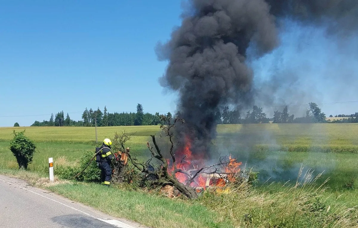 Řidička na Žďársku narazila do stromu a auto začalo hořet. Naštěstí stihla utéct