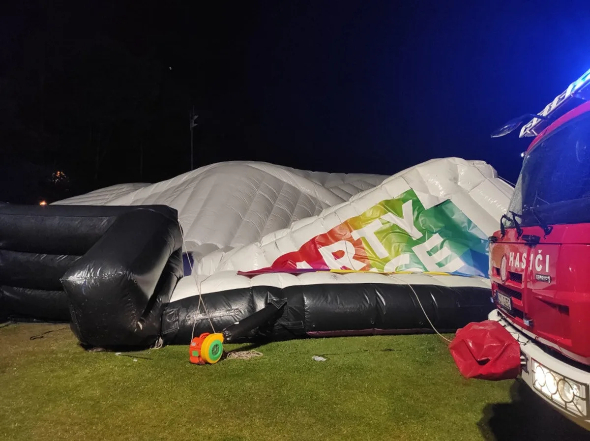 Vítr úřadoval na festivalu v Jihlavě. Spadl tam party stan, zranil několik desítek lidí. Foto: Se svolením HZS Kraje Vysočina