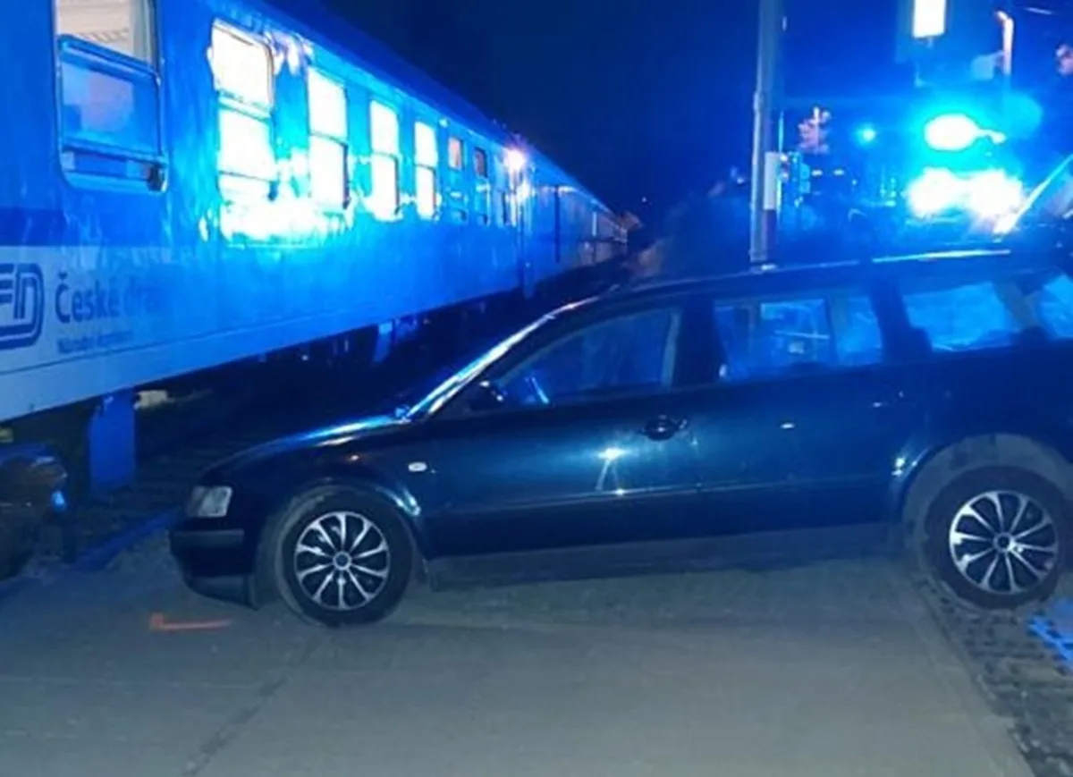 Řidič havaroval a z místa utekl, vlak musel nouzově brzdit. Policie hledá svědky. Foto: Se svolením Policie ČR