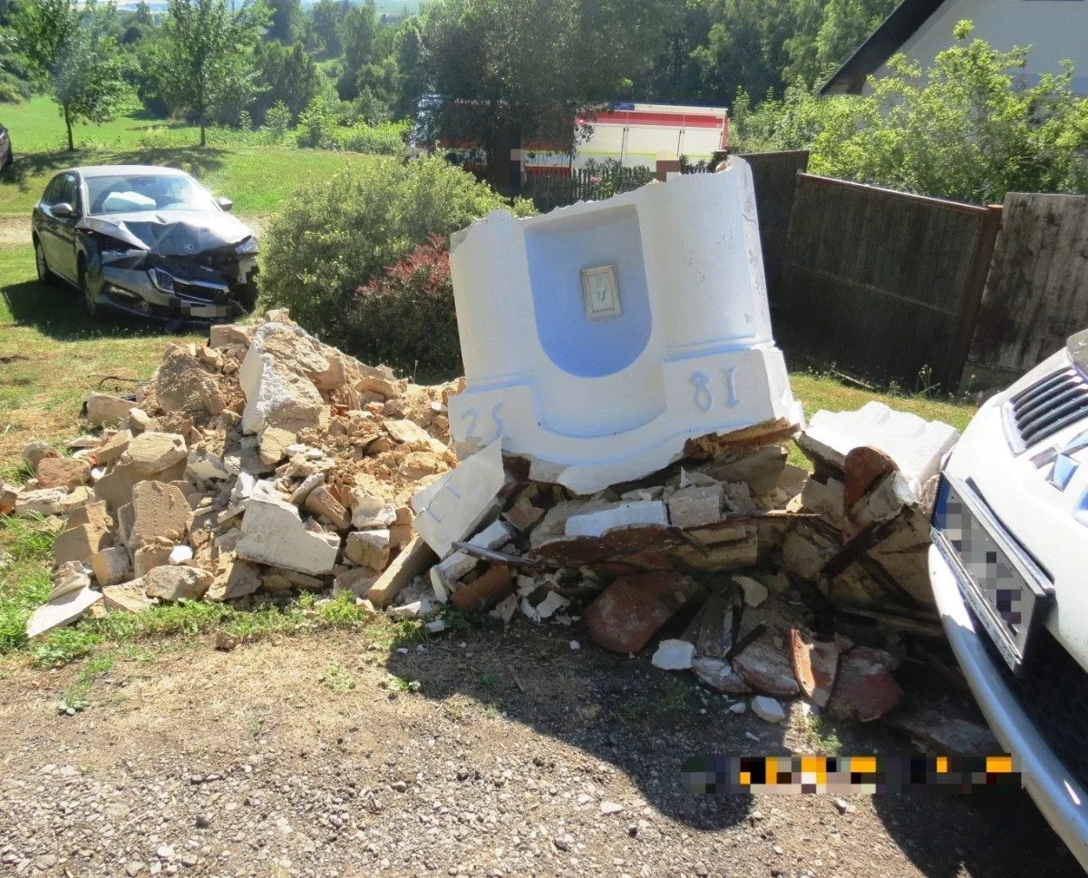 Řidička ve Škodovce vyjela mimo silnici a porazila boží muka, škoda je přes 200 tisíc