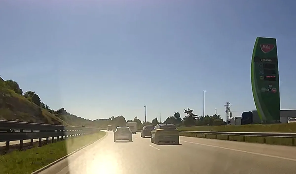 VIDEO: Řidič Audi RS Q8 vybrzdil na dálnici jiné auto. Vše viděli policisté. Foto: Se svolením Policie ČR
