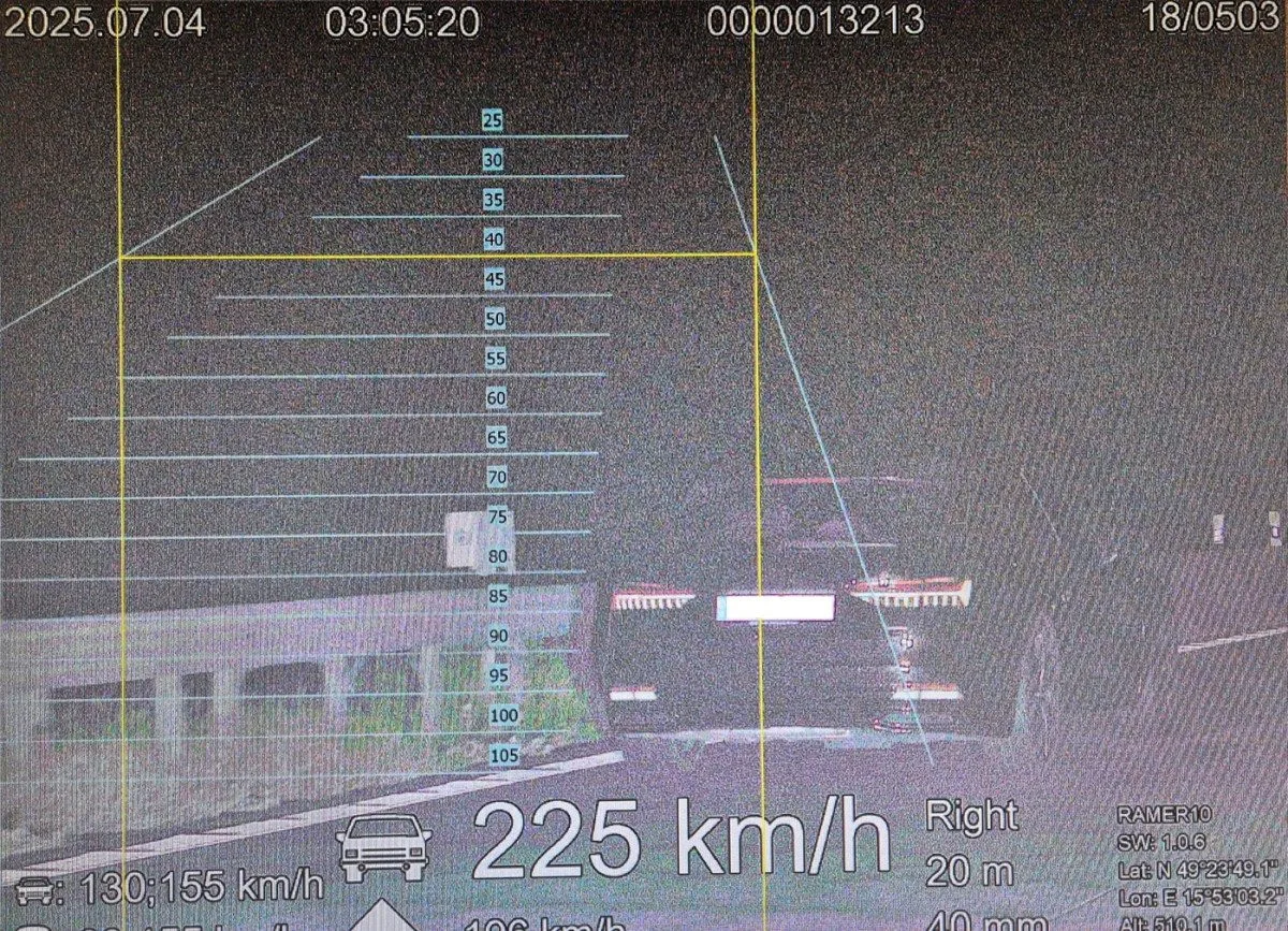 Cizinec v noci uháněl po dálnici rychlostí 225 km/h. Na místě přišel o papíry. Foto: Se svolením Policie ČR