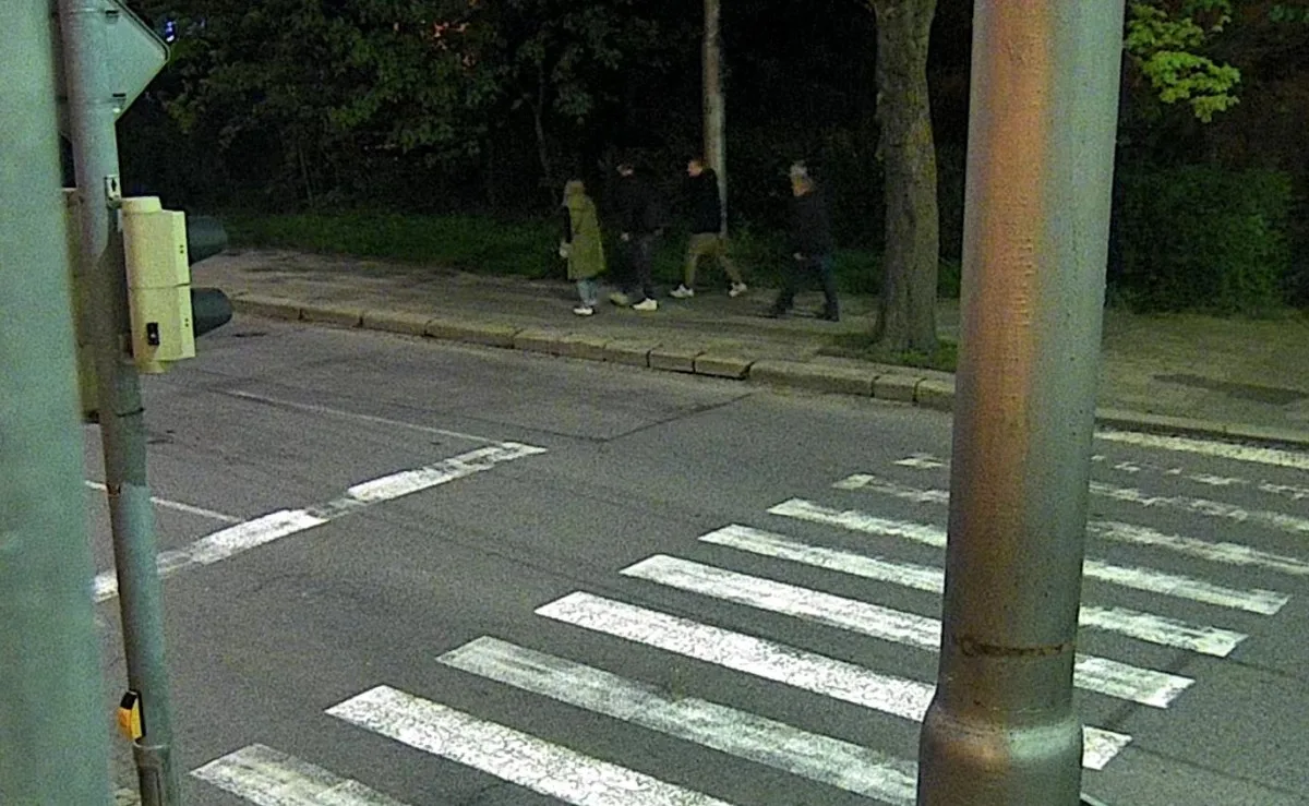 Rvačka v Jihlavě kvůli místům v restauraci. Neznáte lidi na fotkách?