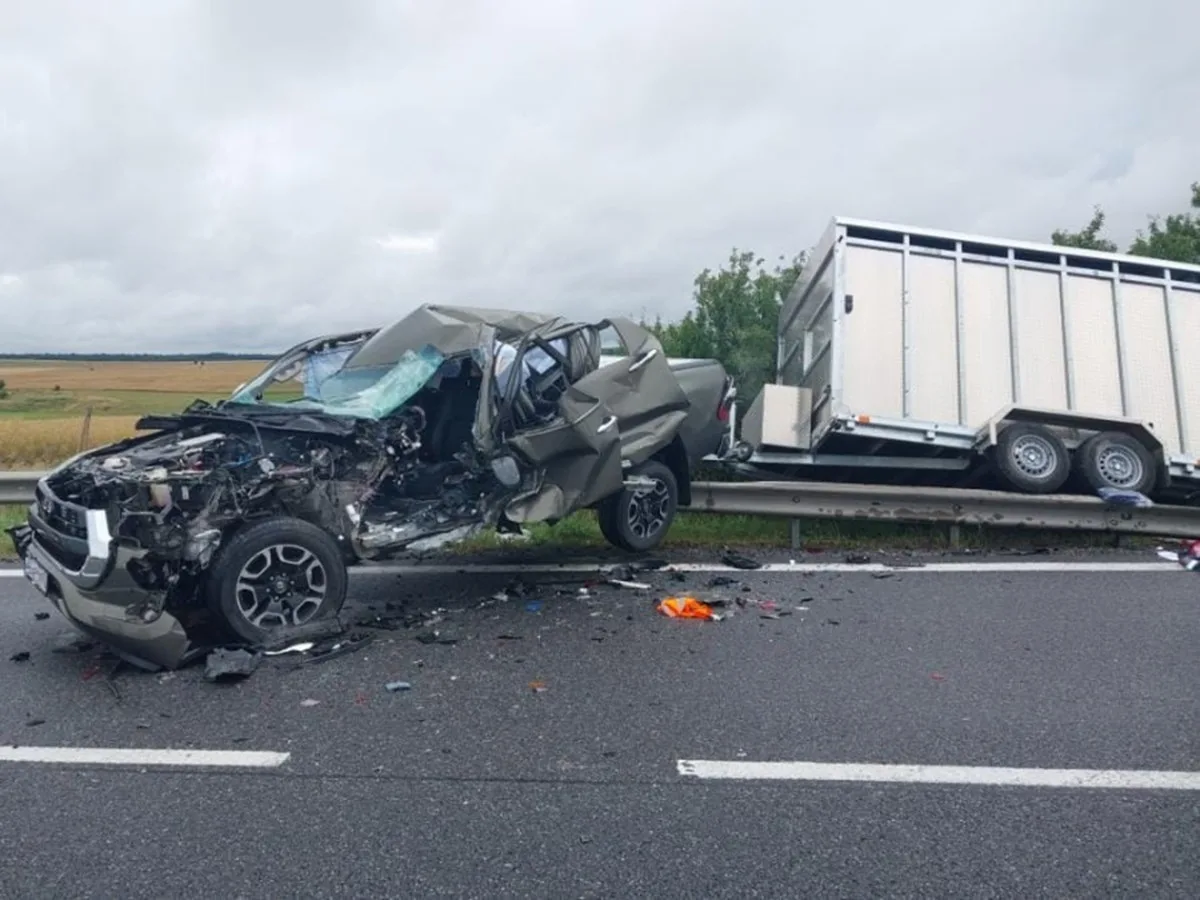 Havárie u Zvěrkovic zkomplikovala provoz na silnici z Jihlavy do Znojma. Foto: Se svolením Policie ČR