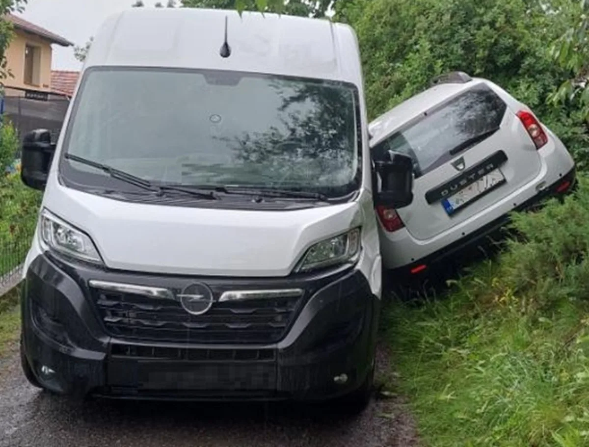 Řidič dacie se pokusil objet dodávku přes svah. Obě auta se do sebe zaklínila. Foto: Se svolením Policie ČR