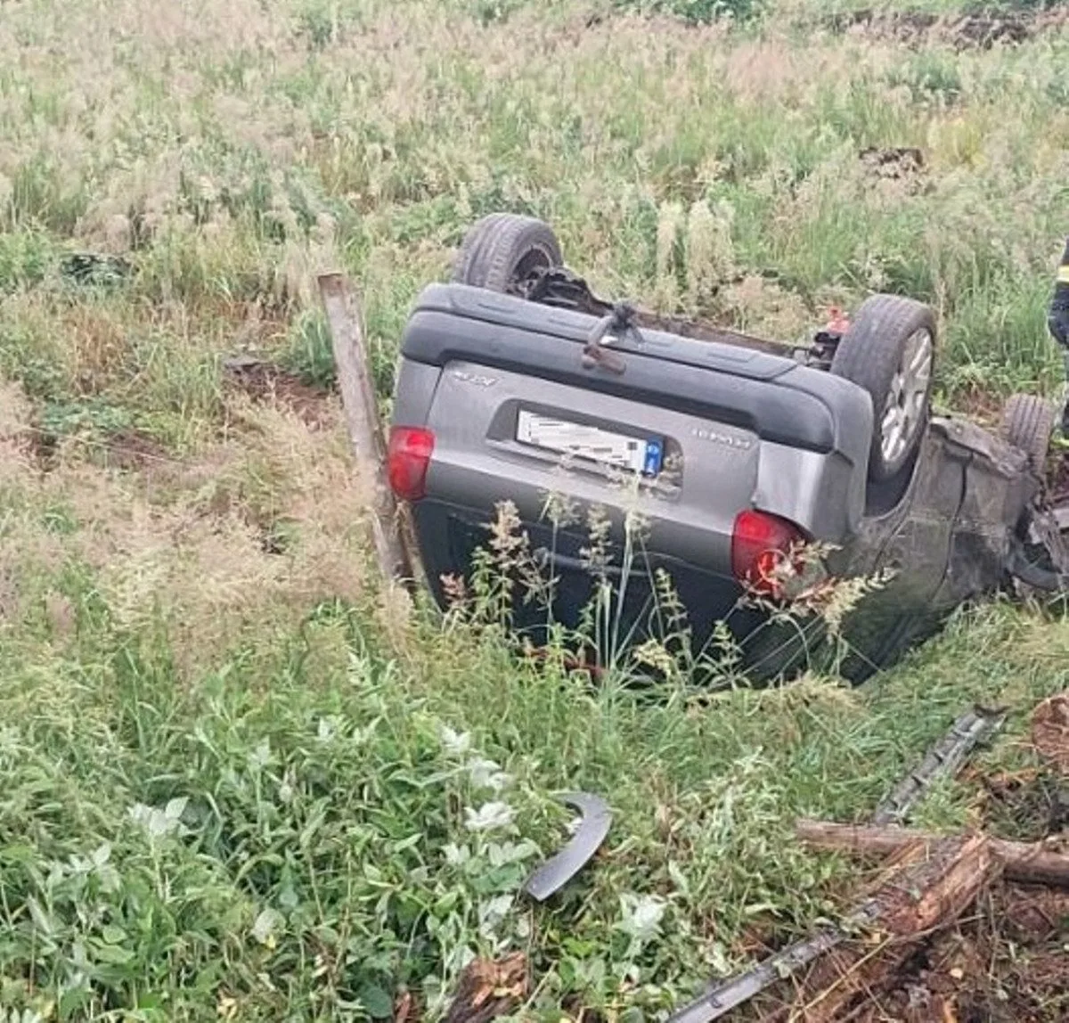 Mikrospánek. Řidič na Třebíčsku zřejmě na chvilku usnul a vyjel mimo silnici