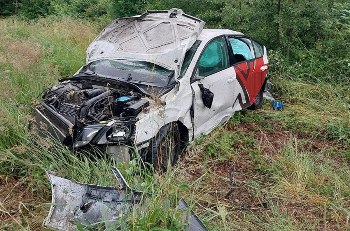 Řidič na Třebíčsku nezvládl smyk, zničil auto a skončil v nemocnici. Foto: Se svolením Policie ČR