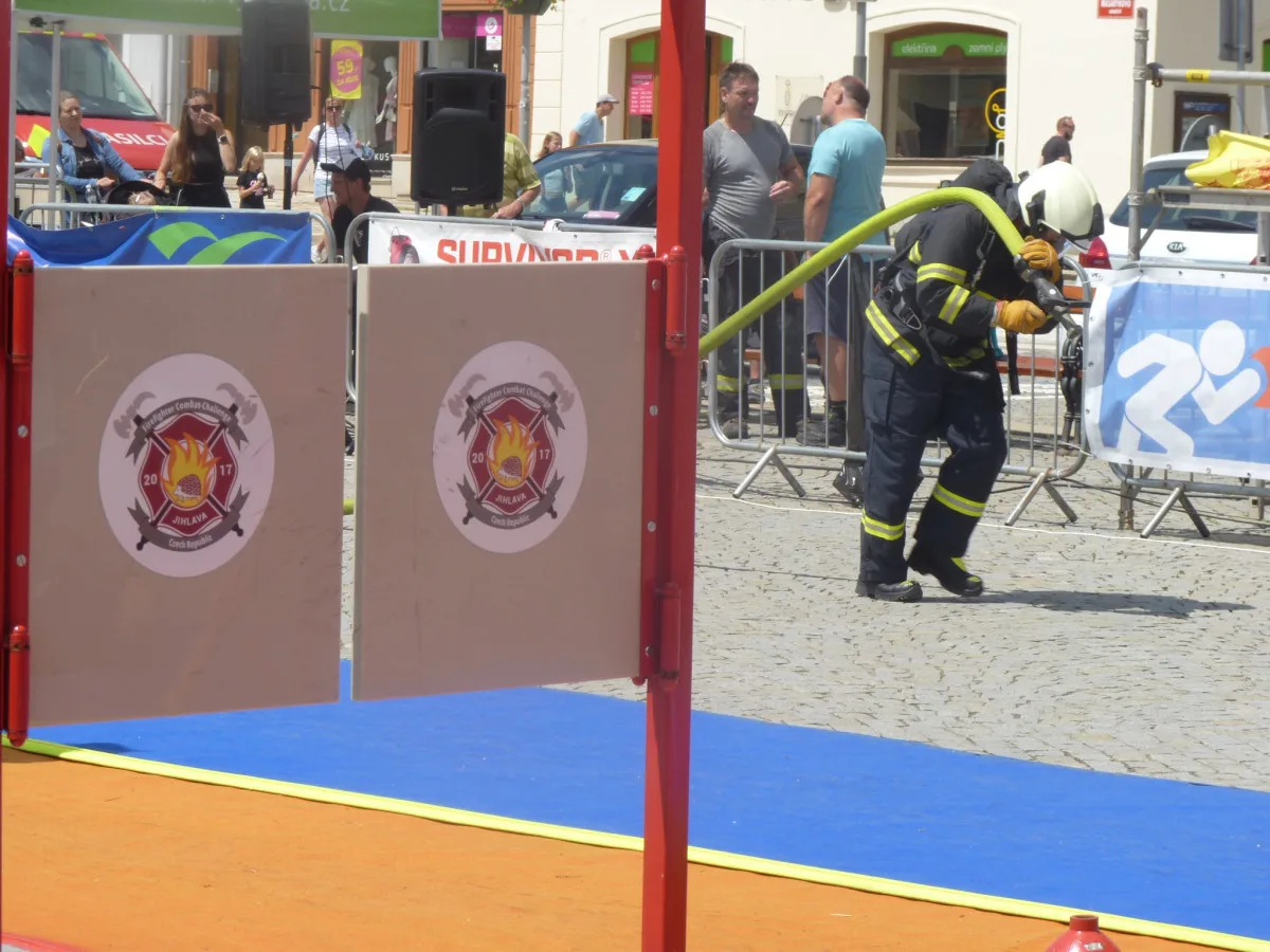 FOTO: Na jihlavském náměstí soutěží ti nejdrsnější hasiči