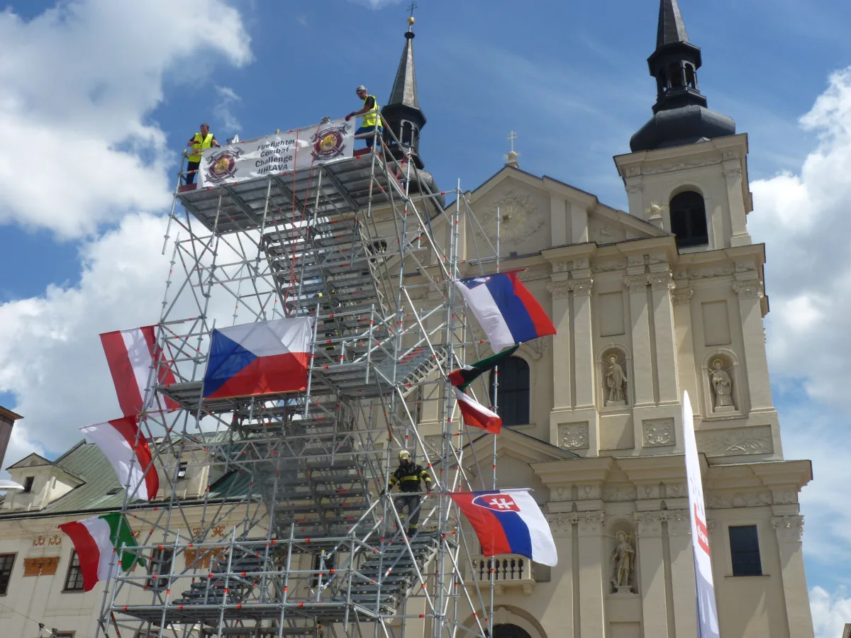 FOTO: Na jihlavském náměstí soutěží ti nejdrsnější hasiči