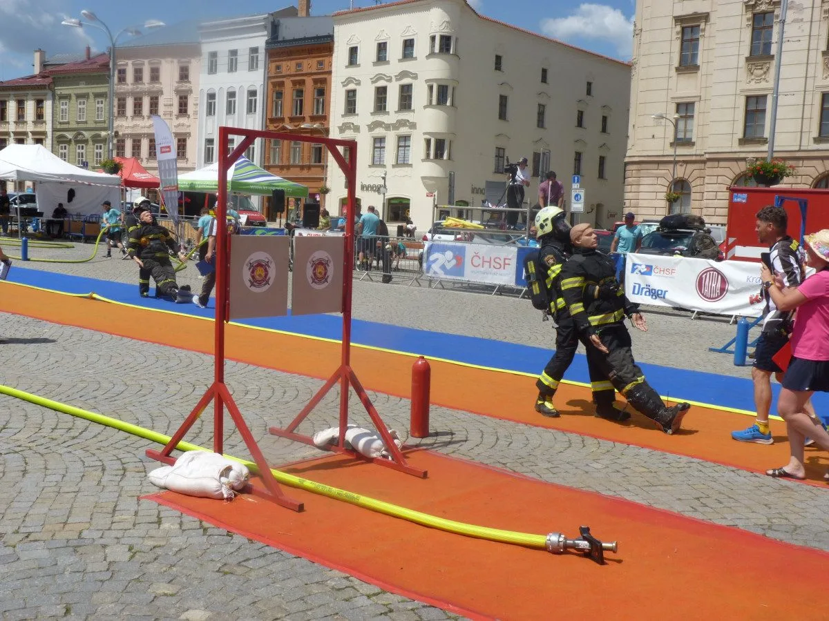 FOTO: Na jihlavském náměstí soutěží ti nejdrsnější hasiči