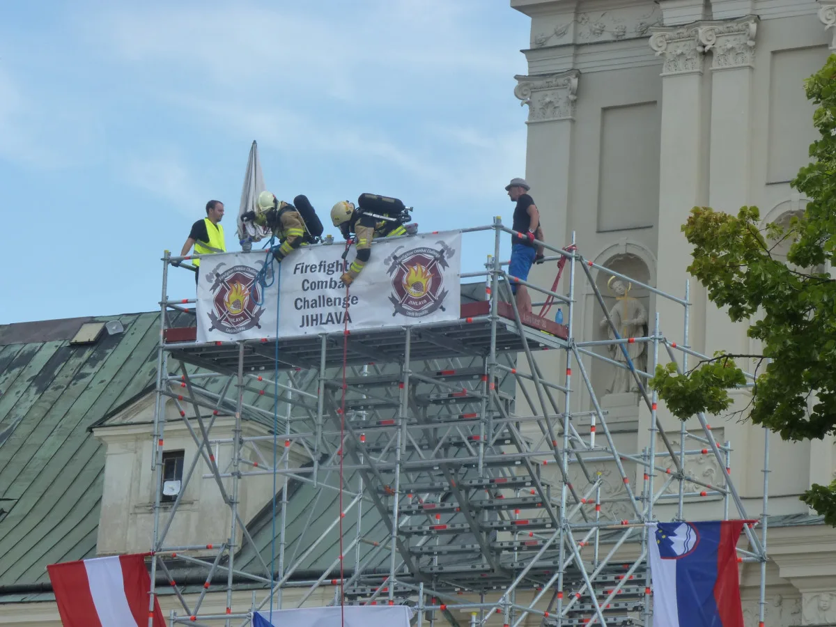 FOTO: Na jihlavském náměstí soutěží ti nejdrsnější hasiči