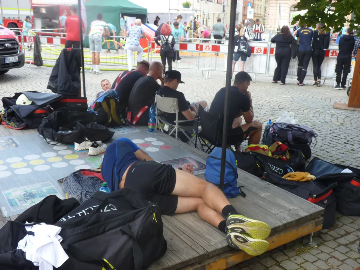 FOTO: Na jihlavském náměstí soutěží ti nejdrsnější hasiči