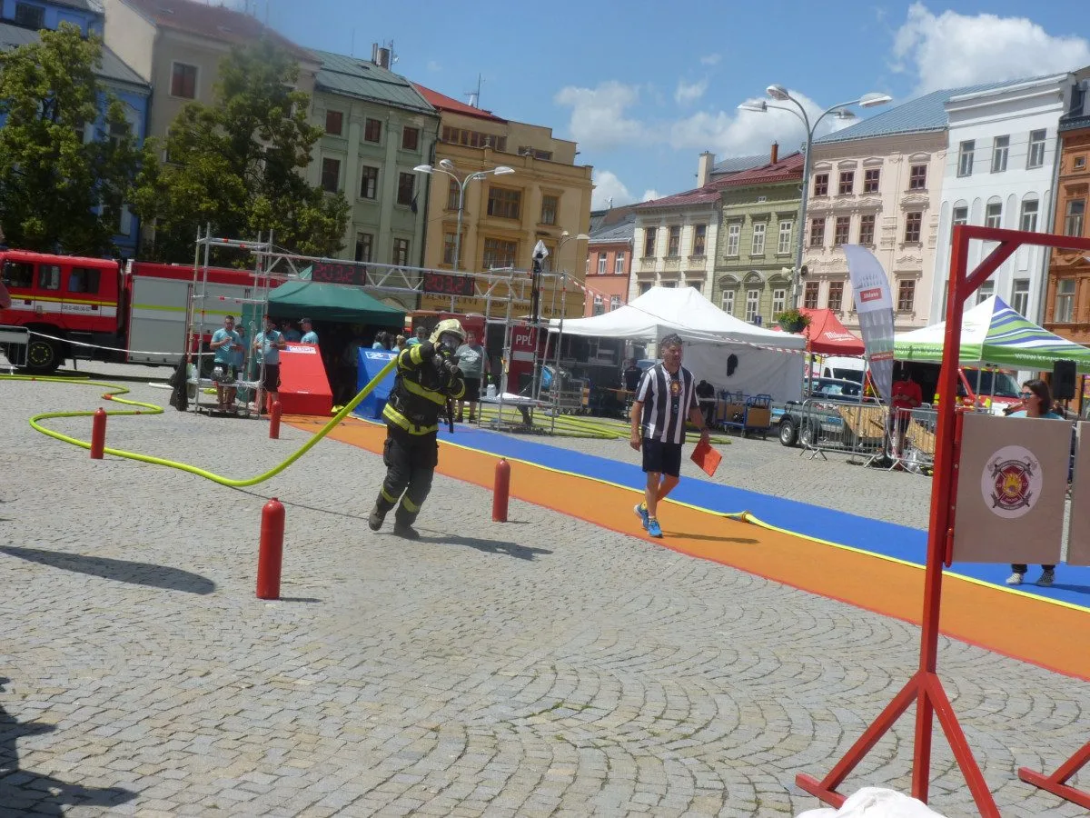 FOTO: Na jihlavském náměstí soutěží ti nejdrsnější hasiči