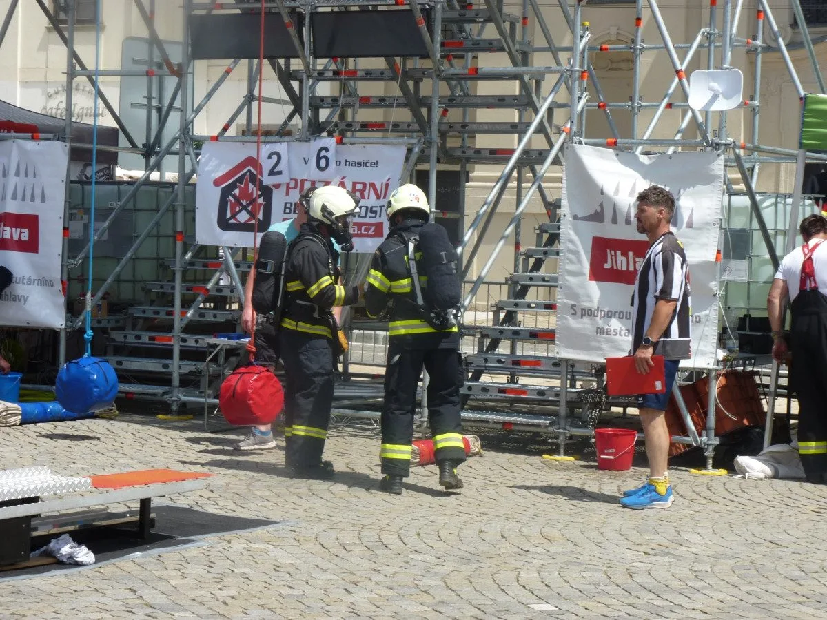 FOTO: Na jihlavském náměstí soutěží ti nejdrsnější hasiči
