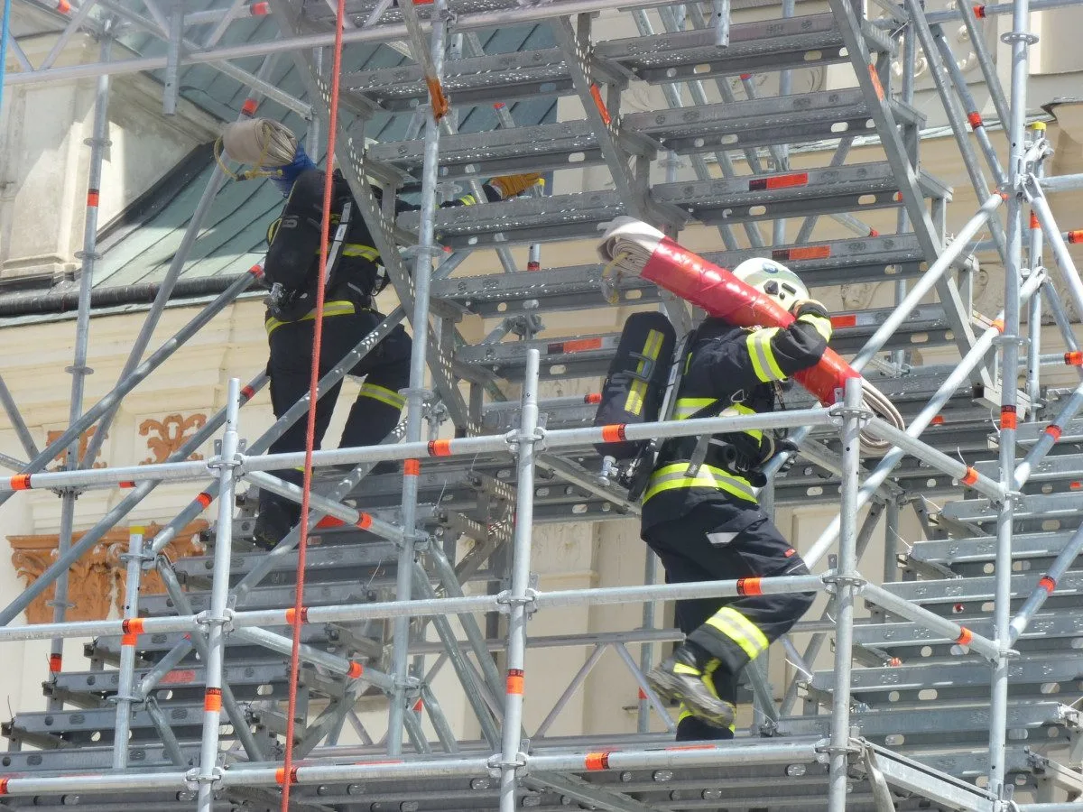 FOTO: Na jihlavském náměstí soutěží ti nejdrsnější hasiči