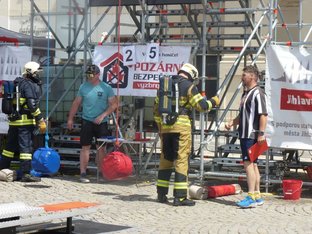 FOTO: Na jihlavském náměstí soutěží ti nejdrsnější hasiči
