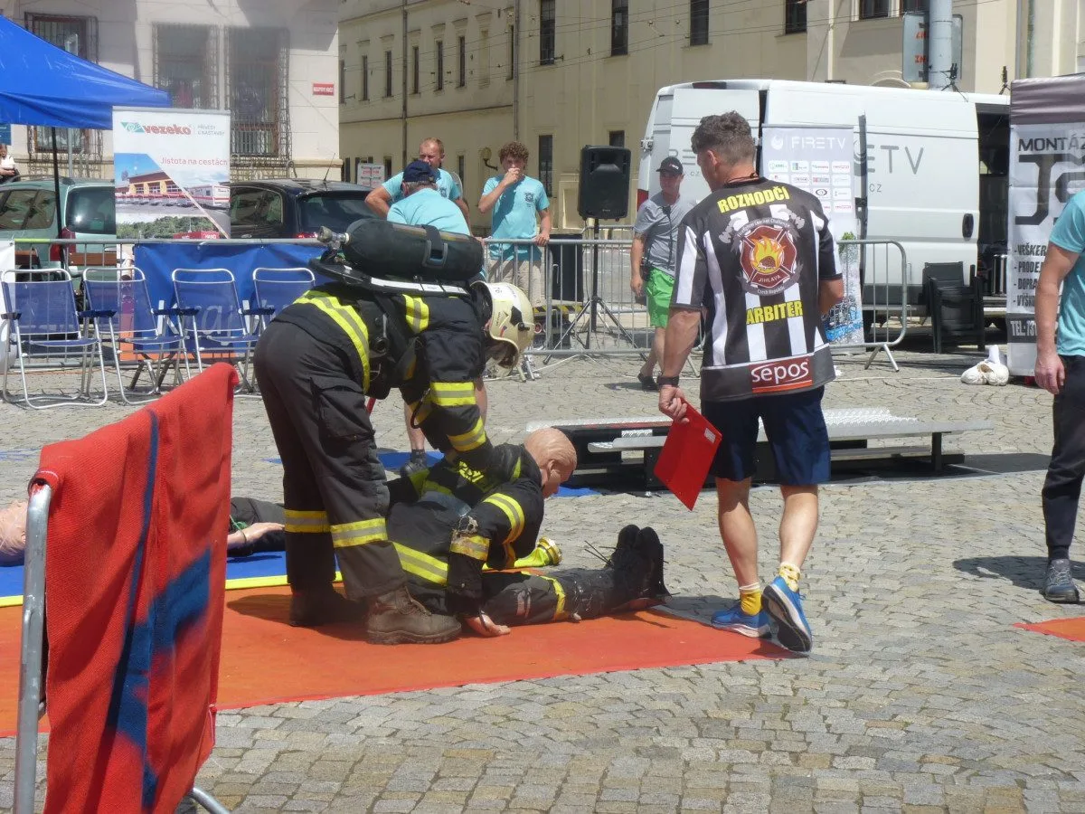 FOTO: Na jihlavském náměstí soutěží ti nejdrsnější hasiči