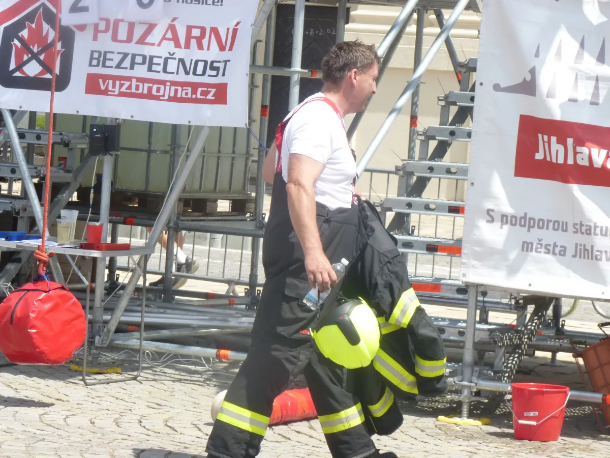 FOTO: Na jihlavském náměstí soutěží ti nejdrsnější hasiči