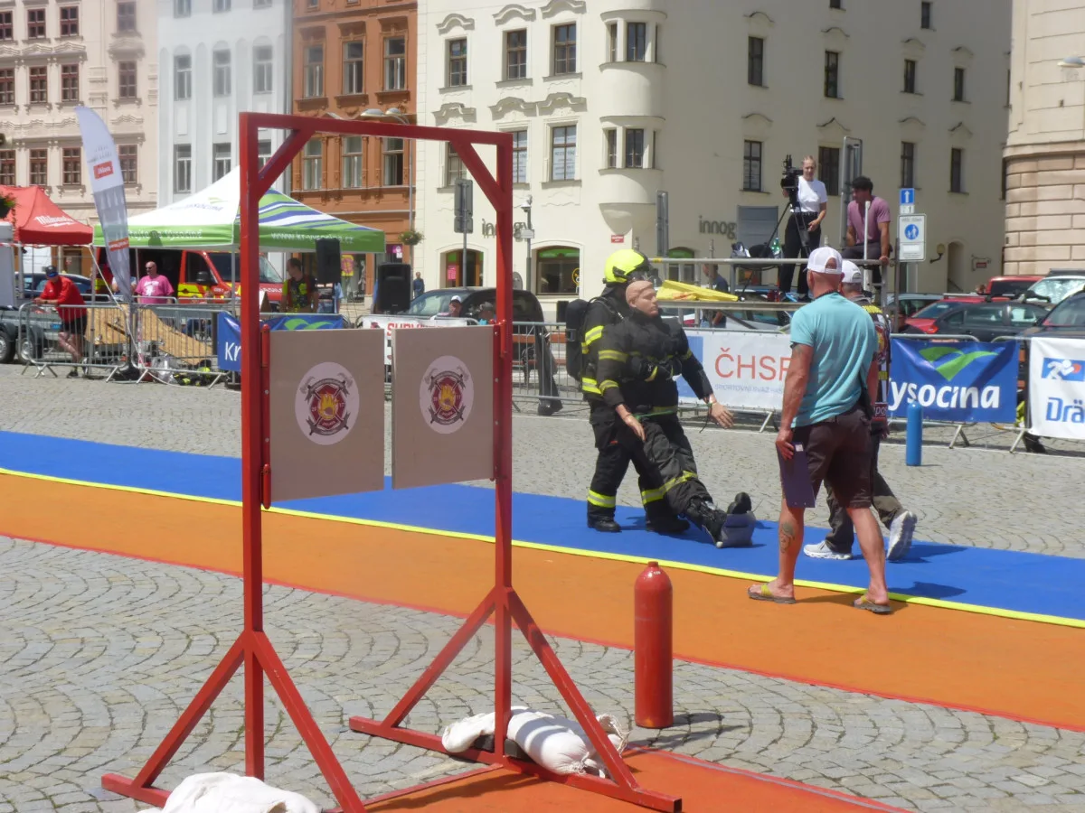 FOTO: Na jihlavském náměstí soutěží ti nejdrsnější hasiči