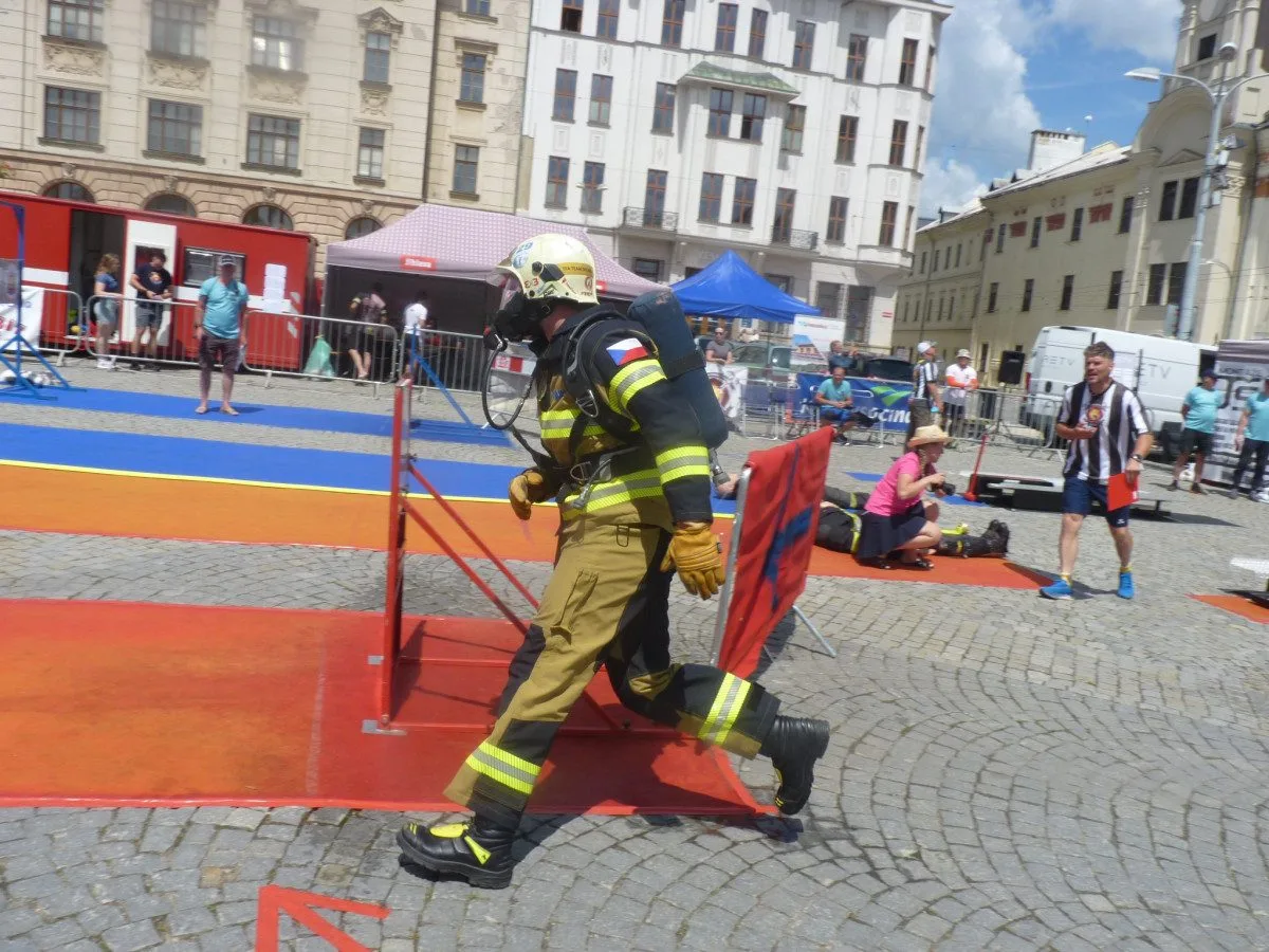 FOTO: Na jihlavském náměstí soutěží ti nejdrsnější hasiči