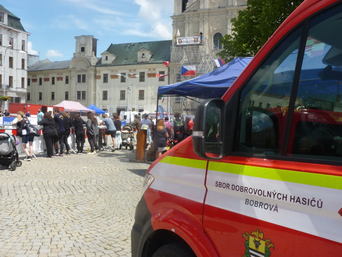 FOTO: Na jihlavském náměstí soutěží ti nejdrsnější hasiči