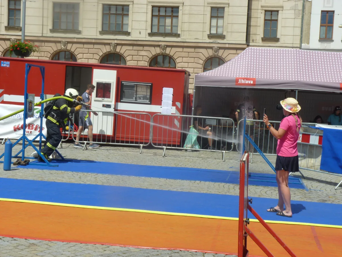 FOTO: Na jihlavském náměstí soutěží ti nejdrsnější hasiči