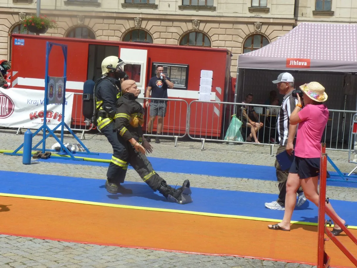 FOTO: Na jihlavském náměstí soutěží ti nejdrsnější hasiči