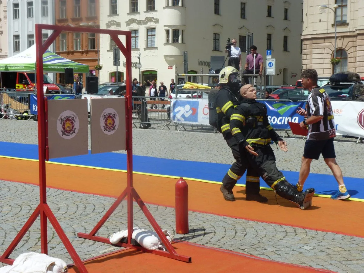 FOTO: Na jihlavském náměstí soutěží ti nejdrsnější hasiči