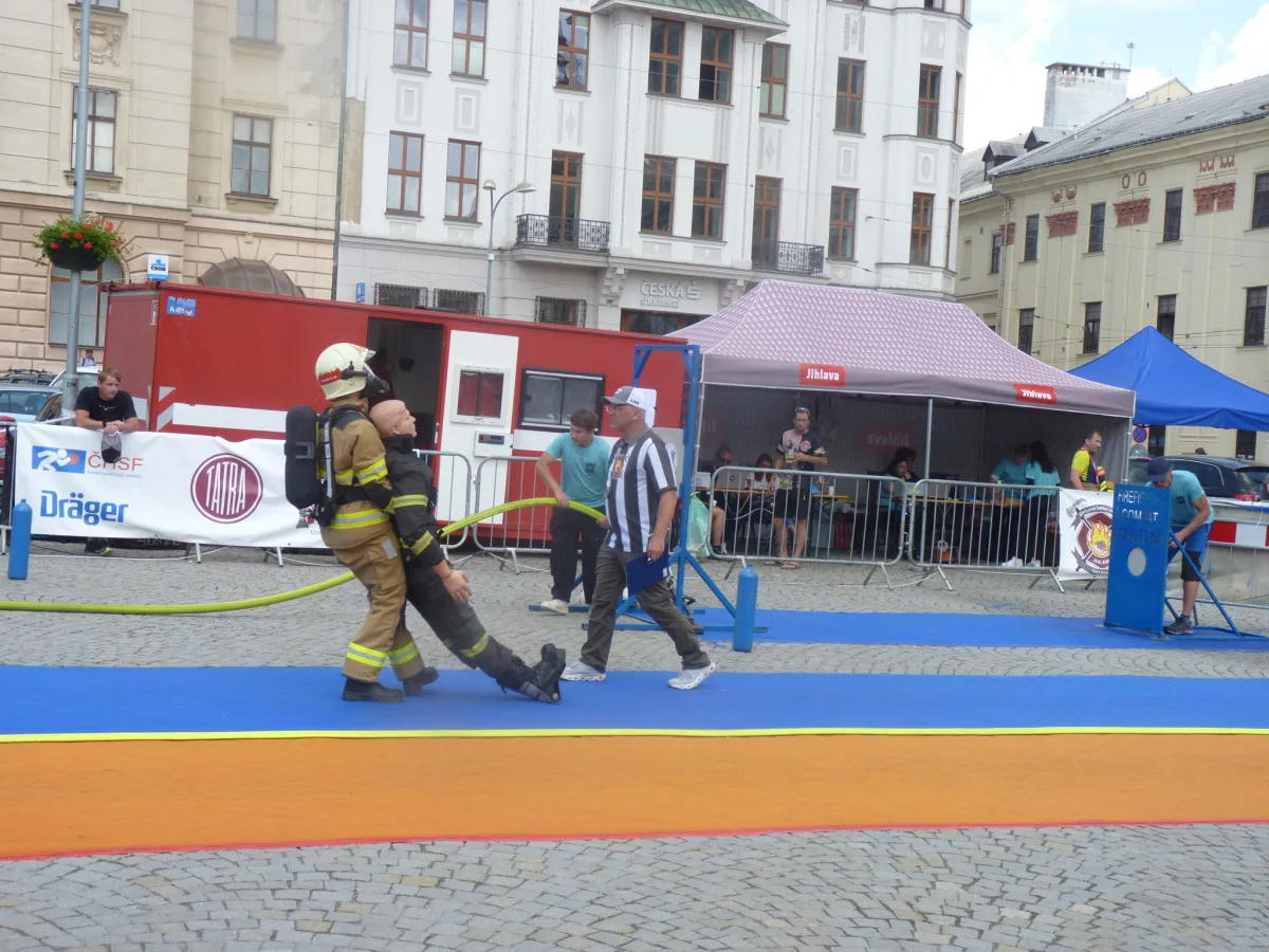 FOTO: Na jihlavském náměstí soutěží ti nejdrsnější hasiči