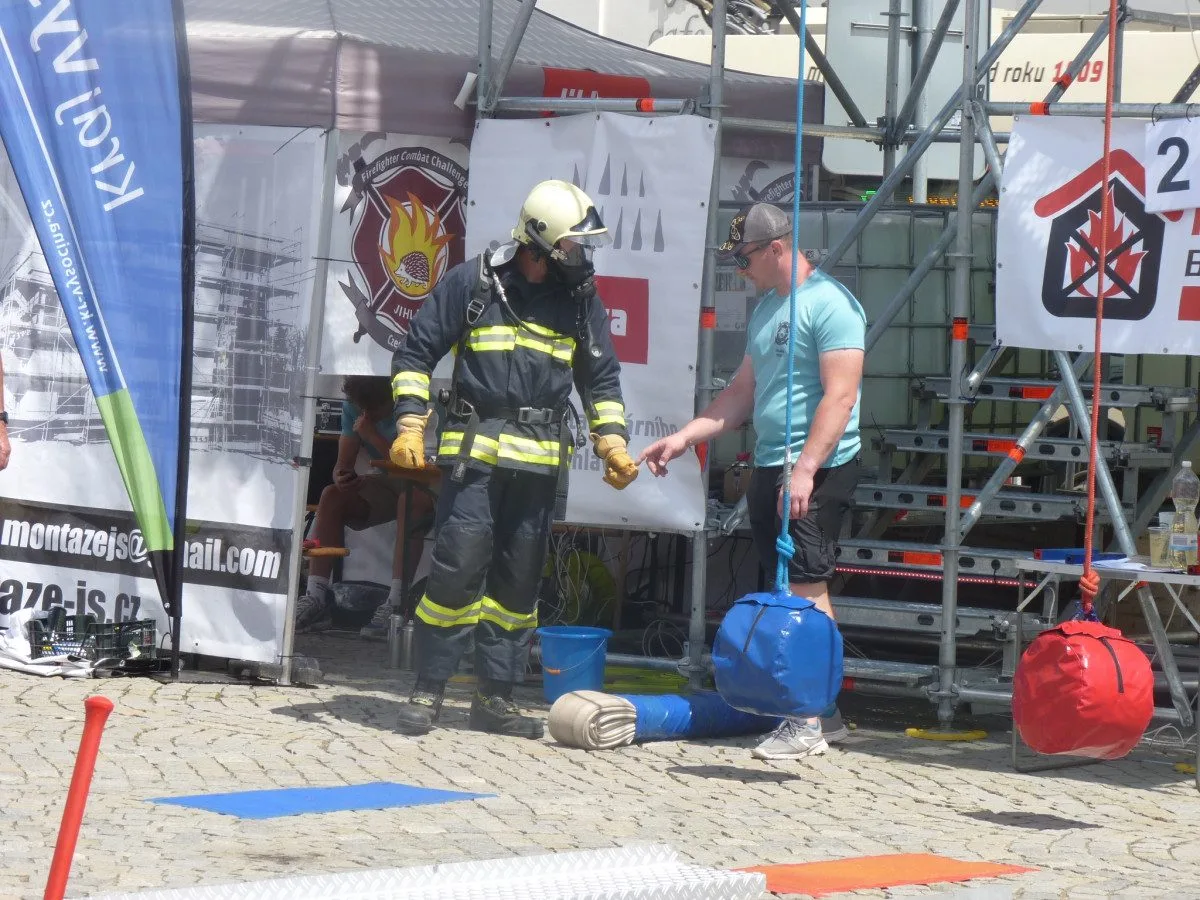 FOTO: Na jihlavském náměstí soutěží ti nejdrsnější hasiči
