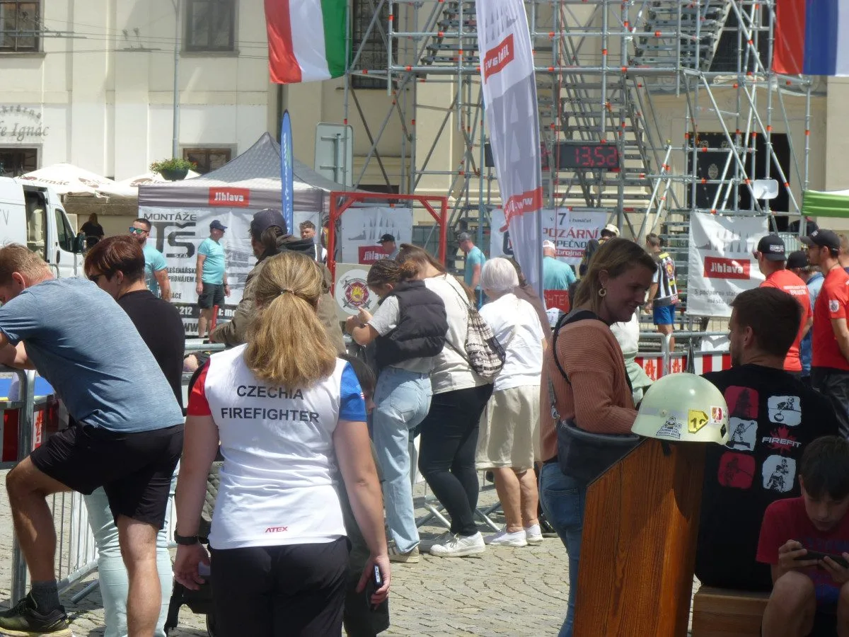 FOTO: Na jihlavském náměstí soutěží ti nejdrsnější hasiči