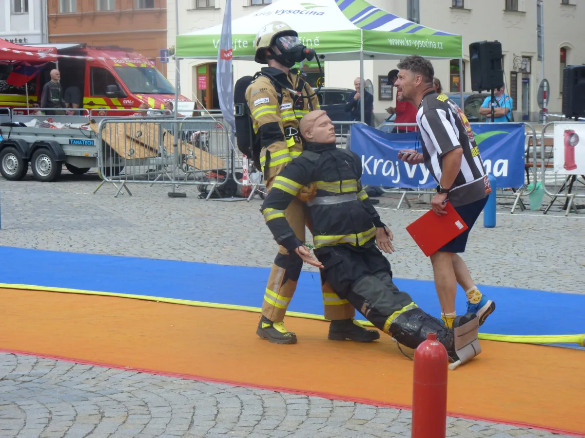 FOTO: Na jihlavském náměstí soutěží ti nejdrsnější hasiči