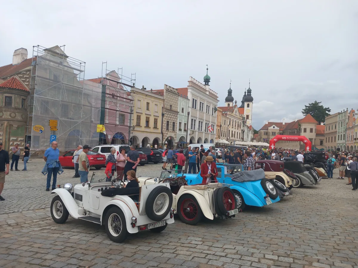 VIDEO: Na Vysočinu přijela unikátní historická auta. S náměstím v Telči ladila