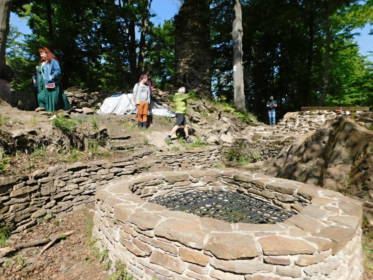 Při záchraně zříceniny Pyšolec u Víru pomohli nosit materiál do kopce i turisté. Foto: Se svolením Koruny Vysočiny