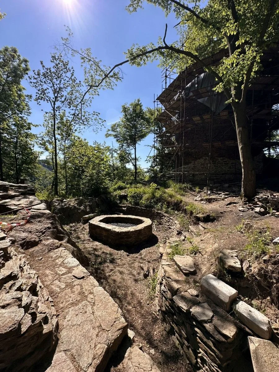 Při záchraně zříceniny Pyšolec u Víru pomohli nosit materiál do kopce i turisté