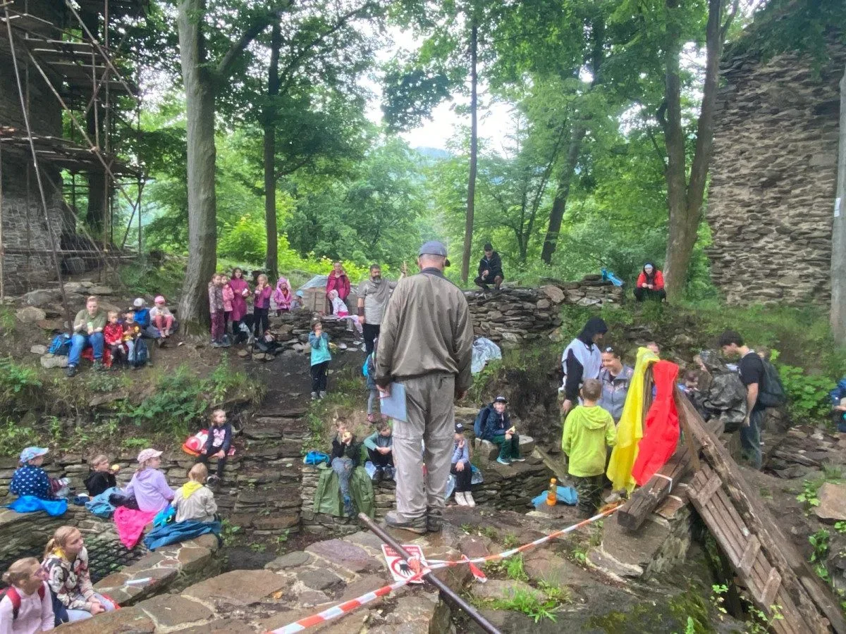 Při záchraně zříceniny Pyšolec u Víru pomohli nosit materiál do kopce i turisté