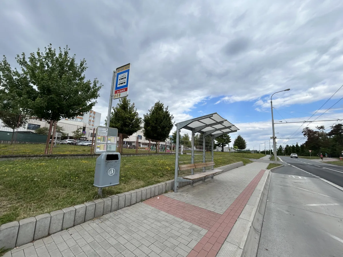 Na Březinkách, u soudu, na dopravním hřišti. Kde všude lidem v Jihlavě chybí lavičky?