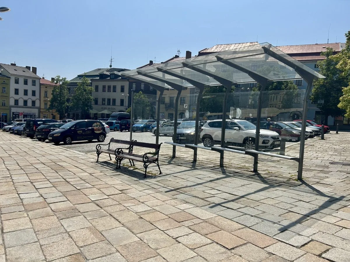 Na Březinkách, u soudu, na dopravním hřišti. Kde všude lidem v Jihlavě chybí lavičky?