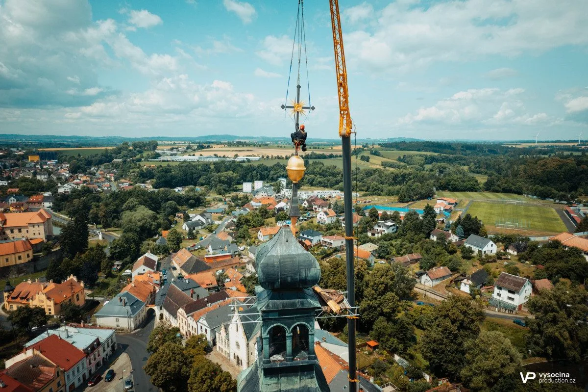 FOTO: Na věž kostela v Polné se vrátil velký kříž, poškodil ho úder blesku. Foto: Se svolením Farnosti Polná