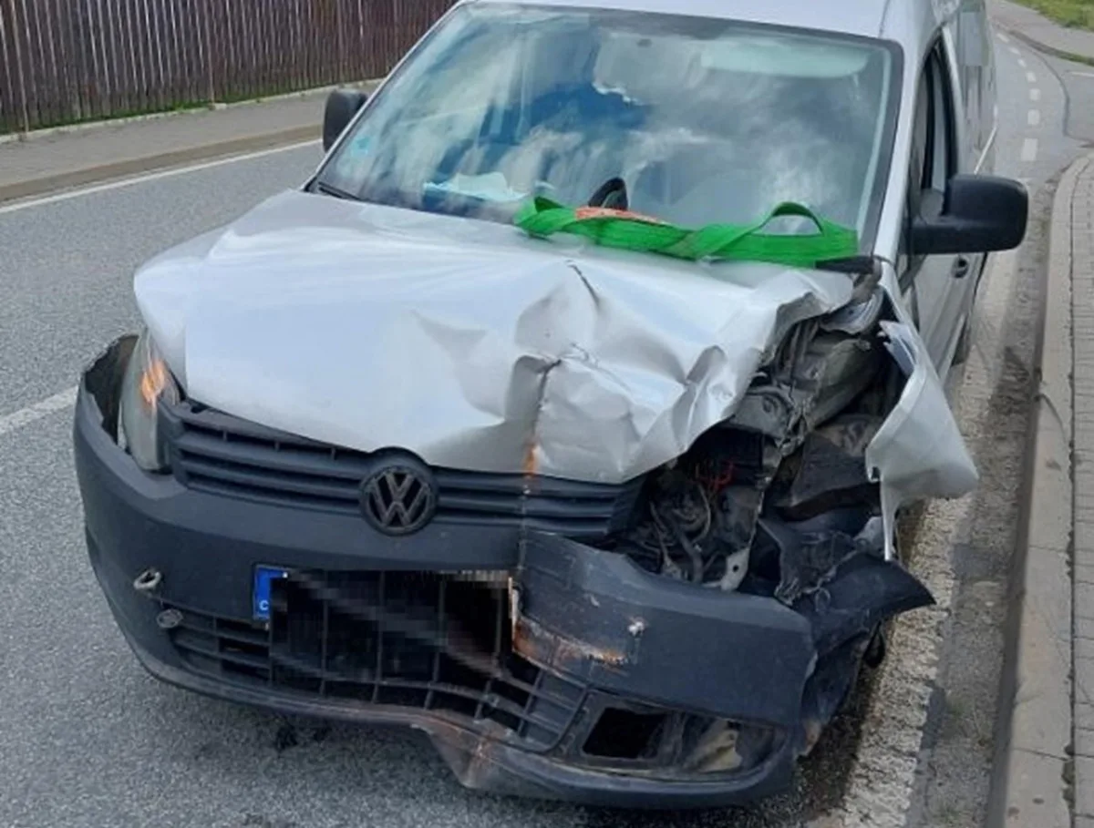 Řidič v Brtnici vjel do protisměru. Následně narazil do lampy a do domu. Foto: Se svolením Policie ČR