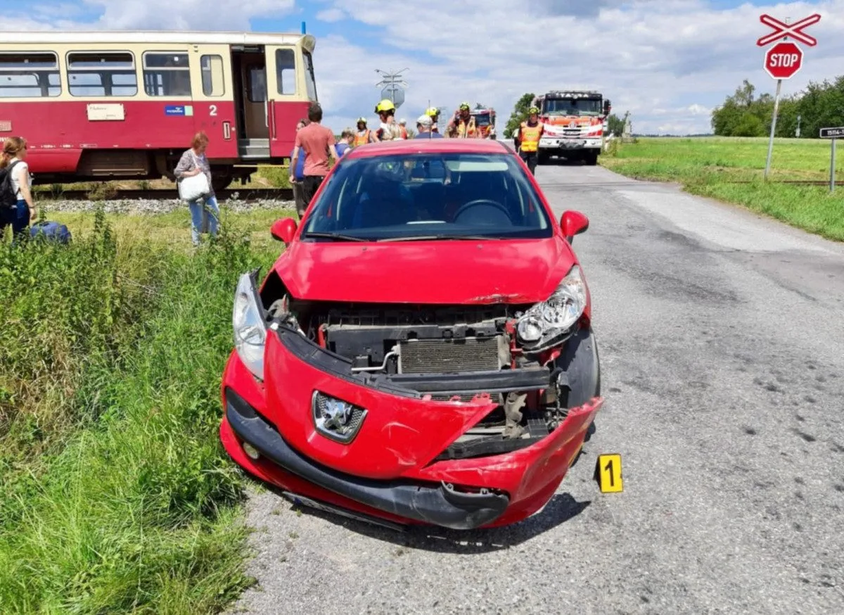 Na Třebíčsku se dnes odpoledne srazil vlak s autem, provoz na železnici se zastavil. Foto: Se svolením Martina Kavky
