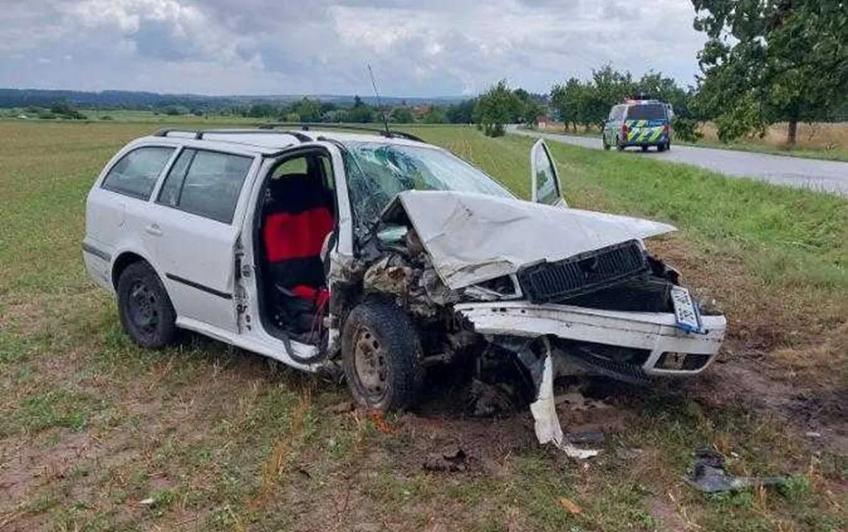 Na rovné silnici havaroval řidič se dvěma zákazy řízení, auto nemělo technickou. Foto: Se svolením Policie ČR