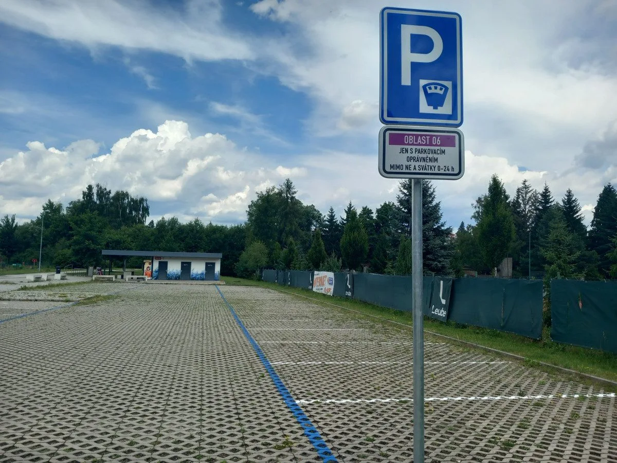 Parkování v Jihlavě XIII: Na sport jsou v Českém mlýně dvě hodiny, pak se platí