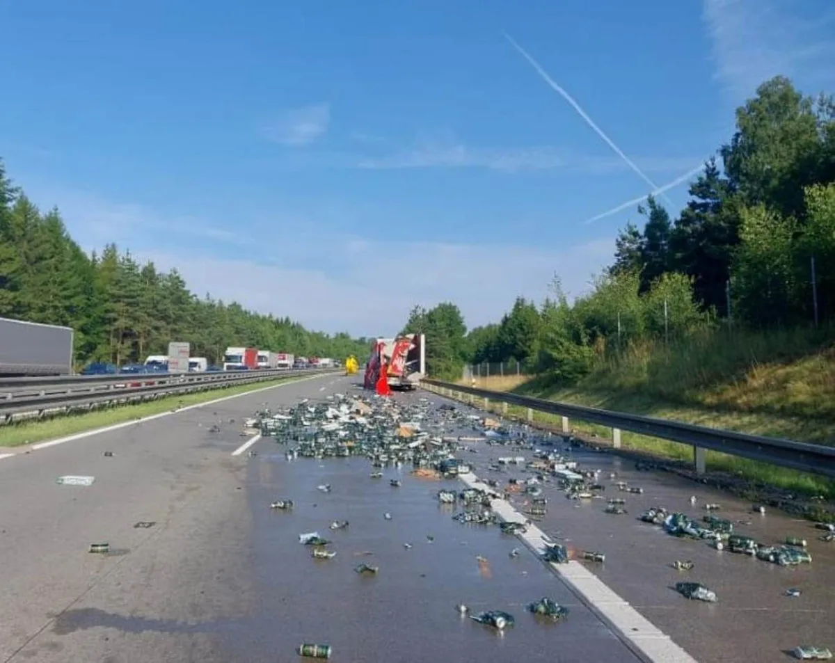 Ranní nadělení. Dálnici D1 zasypaly plechovky, směr na Prahu je neprůjezdný
