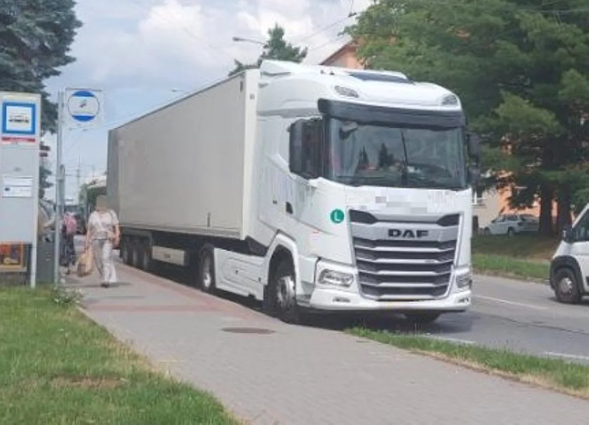 Opilý cizinec řídil kamion. I přes zákaz projížděl Jihlavou, zastavila ho hlídka